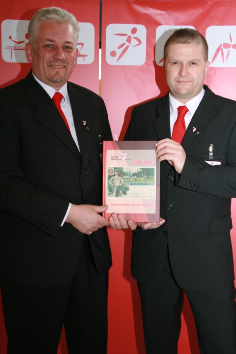Links der 1. Vorsitzende des Turnverein Vorwärts 1891 Kirch-Göns, Thorsten Metz, bei der Präsentation der Vereinschronik zum 125jährigen Jubiläum mit dem 2. Vorsitzenden Torsten Klein (r.).