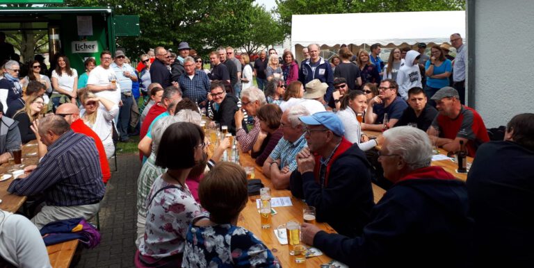 Das Bild zeigt die Besucher bei der letzten Maifeier des TV Kirch-Göns.