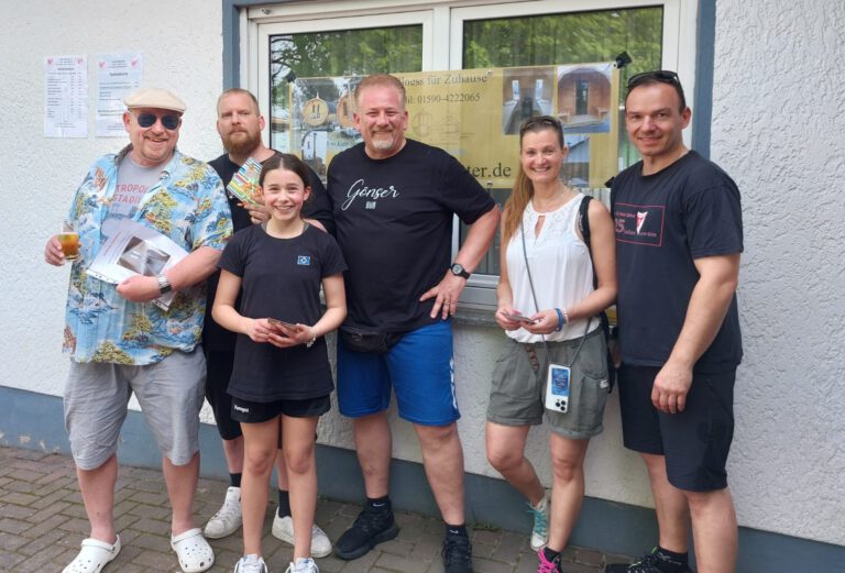 Zur Siegerehrung zum Gewinnspiel von links John Greller, Danny Lauer in Vertretung von Kathy Lauer, Jana Lex, TV-Vorsitzender Thorsten Metz, Gabi Stiffel und Christian Winter.