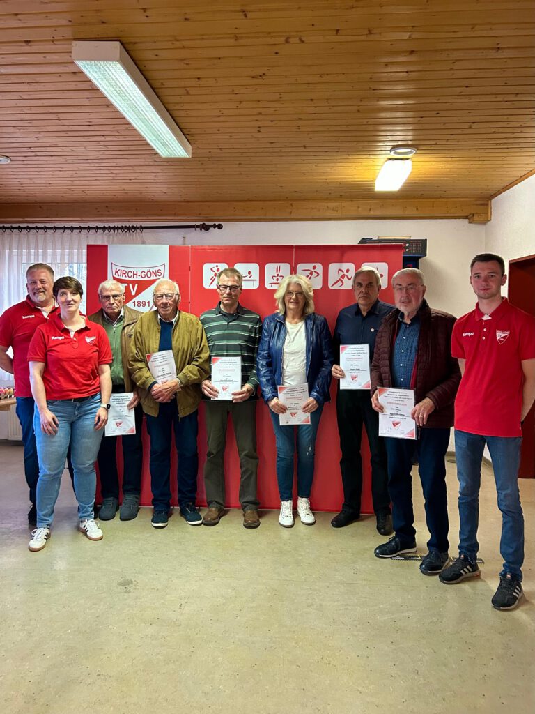 Ehrungen zur Jahreshauptversammlung beim TV Kirch-Göns. V. l. Thorsten Metz (1. Vorsitzender), Kristina Euler, Erwin Reinhard, Gerhard Jung, Harald Eckhard, Bettina Löbrich, Jürgen Rühl, Egon Krämer und Felix Maiwald (kommissarisch 2. Vorsitzender). Quelle und Bilder: TV Kirch-Göns / 19. Mai 2025